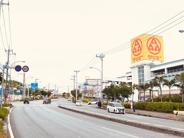 江洲中原の交差点の手前右にあります。駐車場もこちらです。